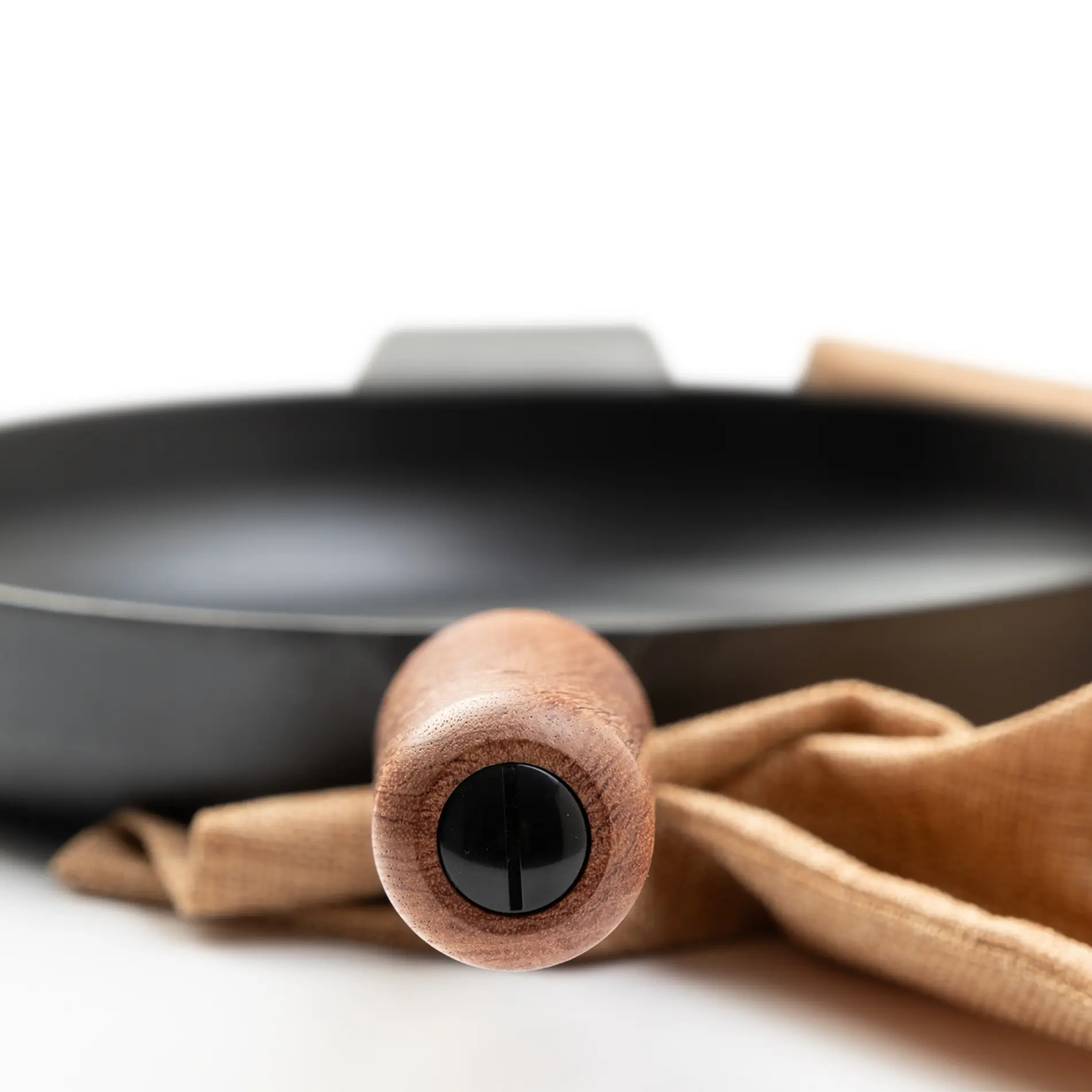 Stirnseite des handgefertigten Walnuss-Holzgriffs mit Aufhängung
