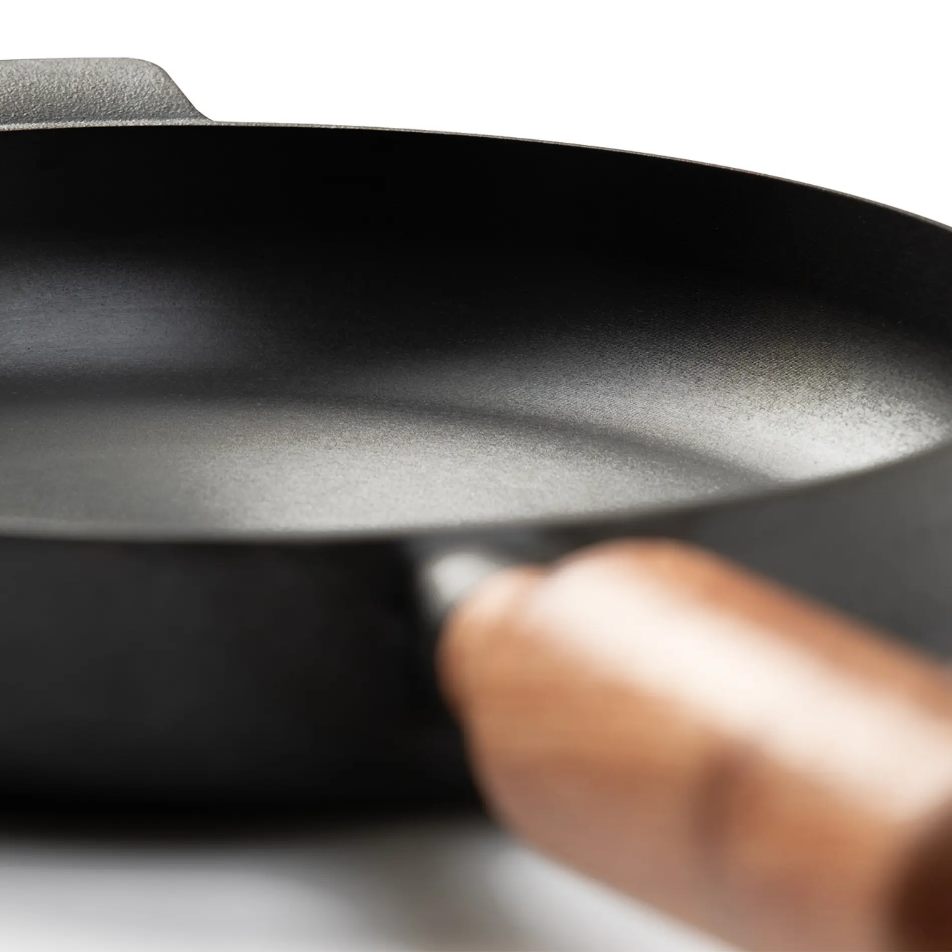 Seitenansicht der voreingebrannten Bratfläche aus Gusseisen