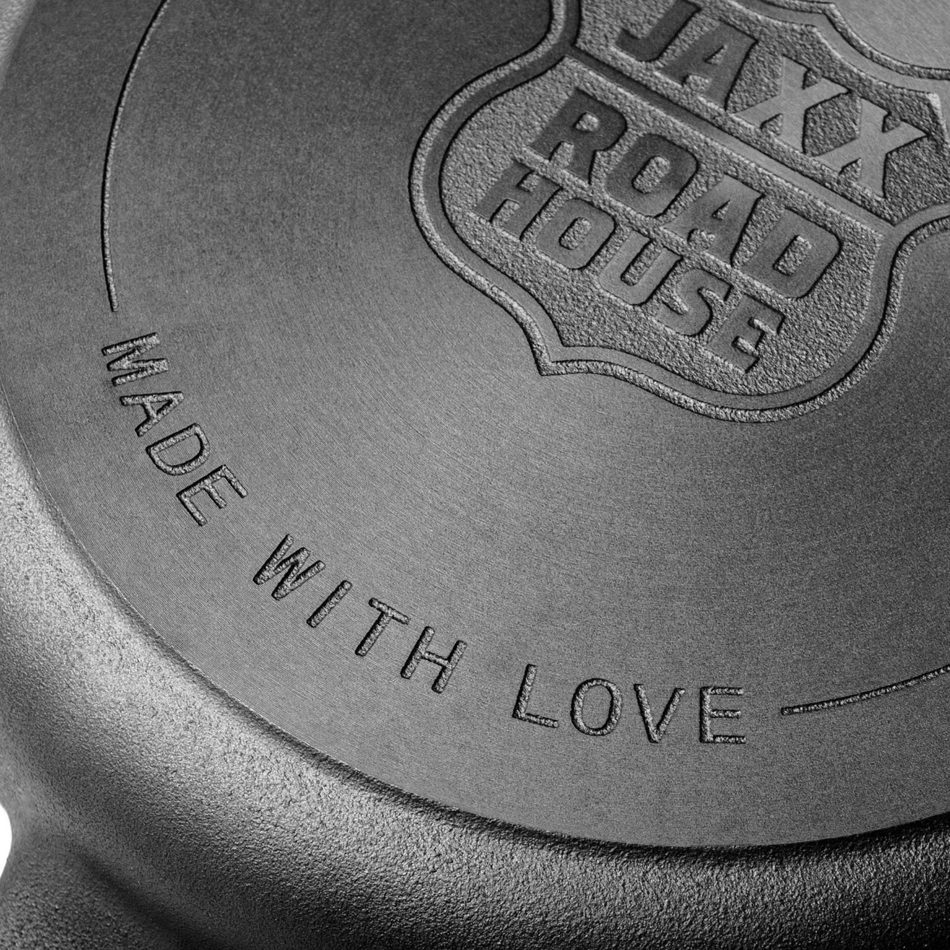 Pfannenboden mit eingegossenem JAXX ROADHOUSE Logo und Schriftzug Made with love