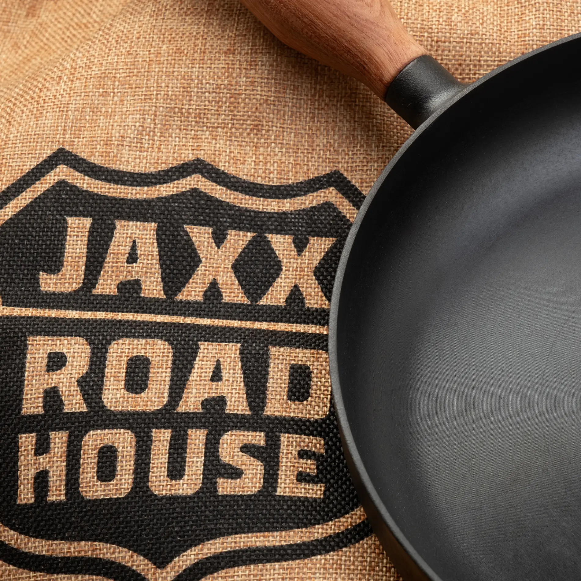 Gusseisenpfanne auf Jutebeutel mit JAXX ROADHOUSE Logo
